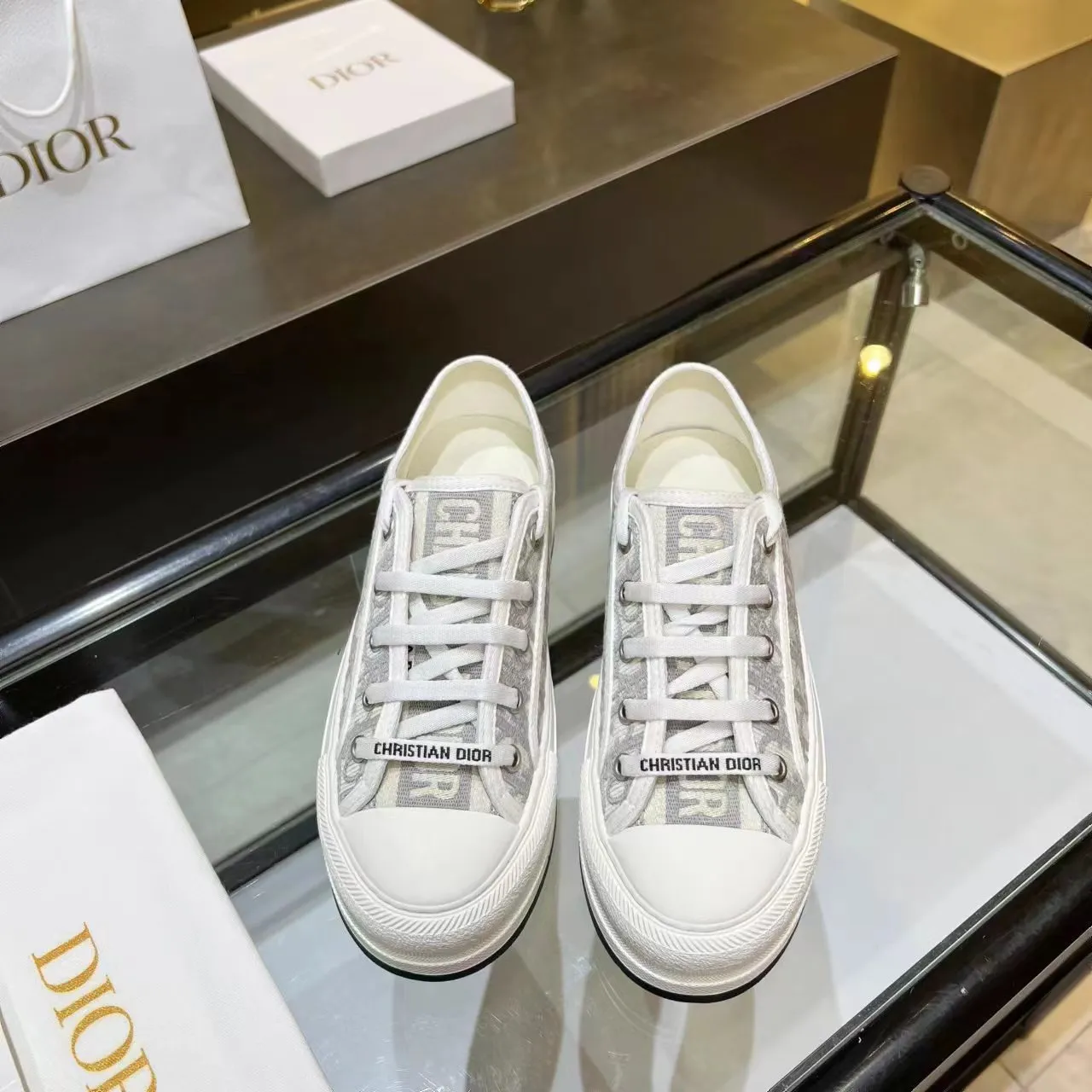 P520👟👟, Dijia's popular presbyopic thick-soled embroidery, the goddess model Dior's big hit in 2023, the upper inherits the classic presbyopic series, sheepskin lining, cowhide feet, rubber outsole is lightweight, the outsole is 5cm thick, allowing you to instantly grow your legs, super versatile, a must-have. Code number: 35-41 (34, 41, 42 can be customized) Tiger head series, black, gray, pink and blue, four colors